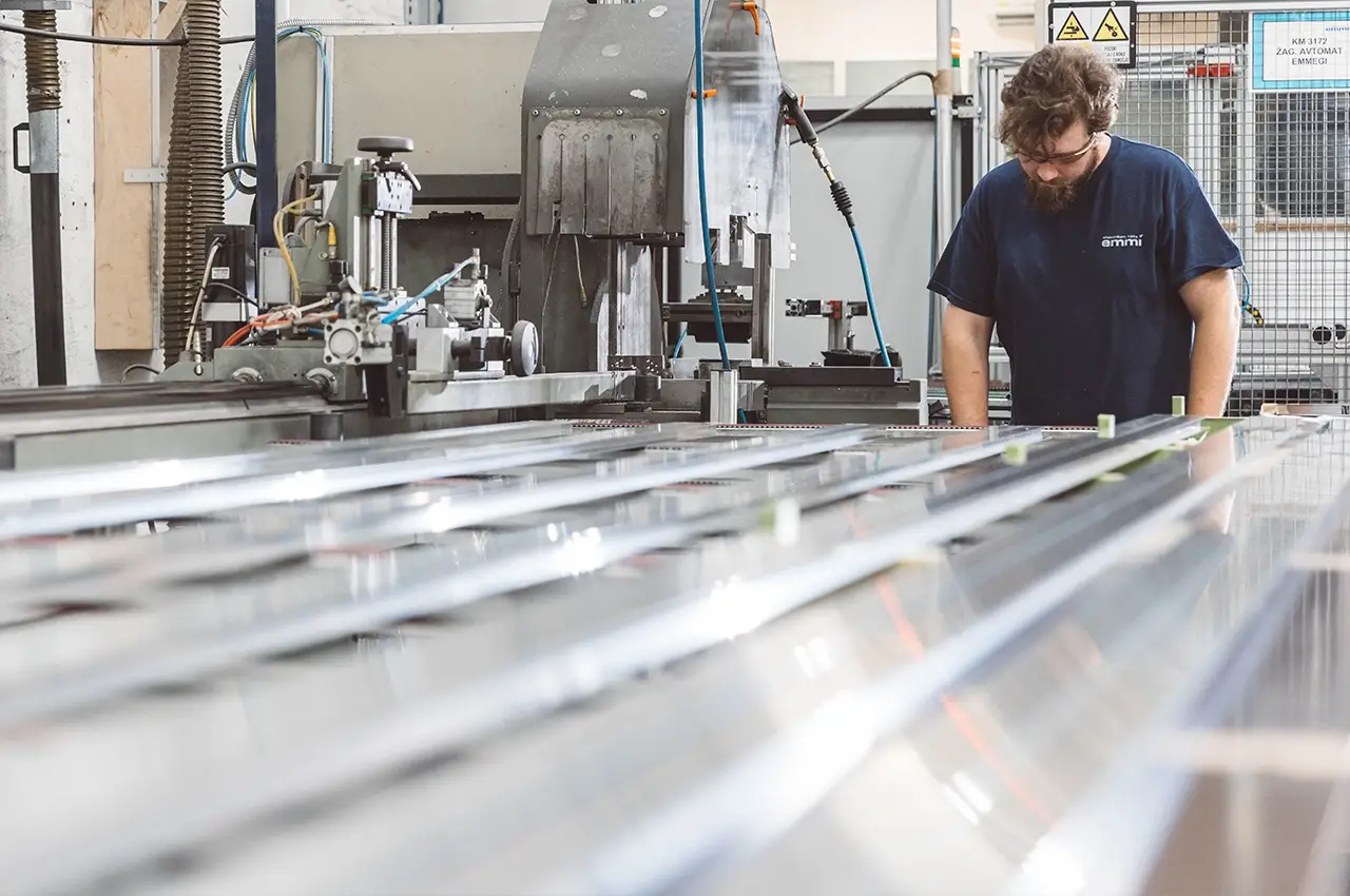 Operator machining aluminium profiles