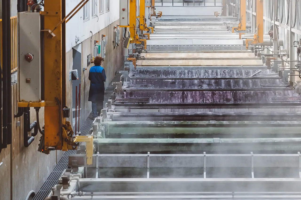 Tank line for chemical surface treatment of aluminium