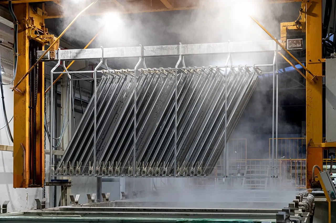 Aluminium profiles during surface treatment in a process tank