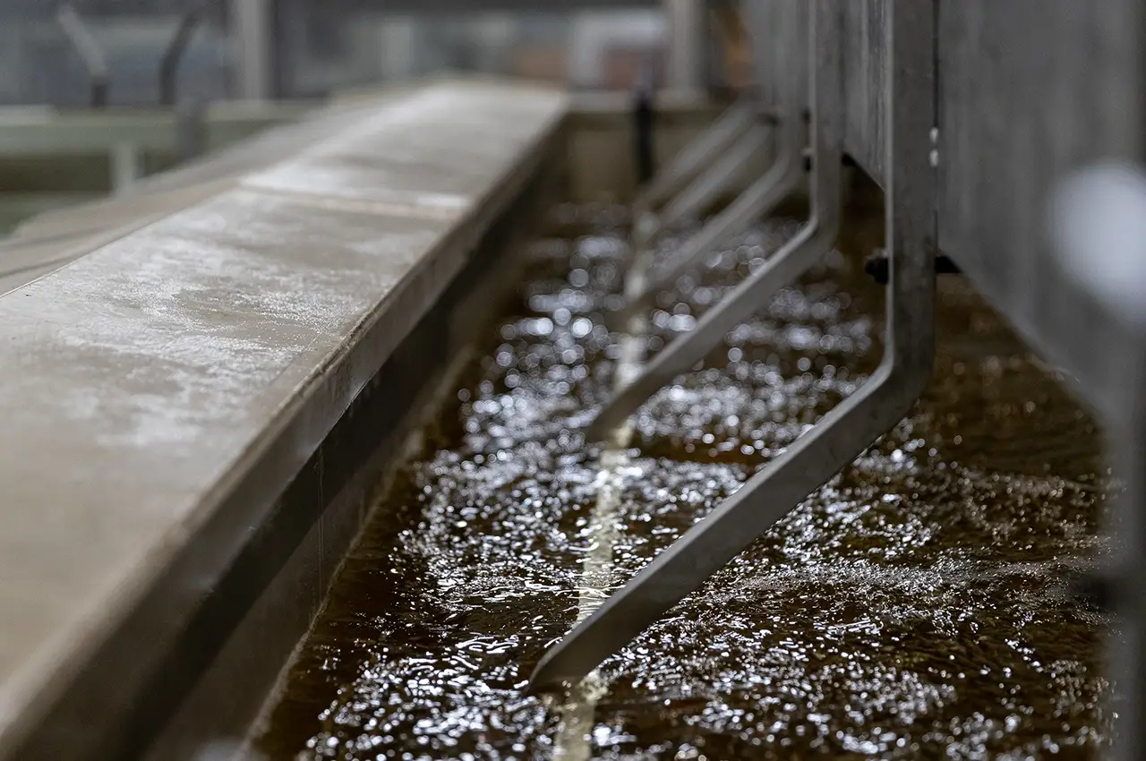Detail of an aluminium profile in a process bath