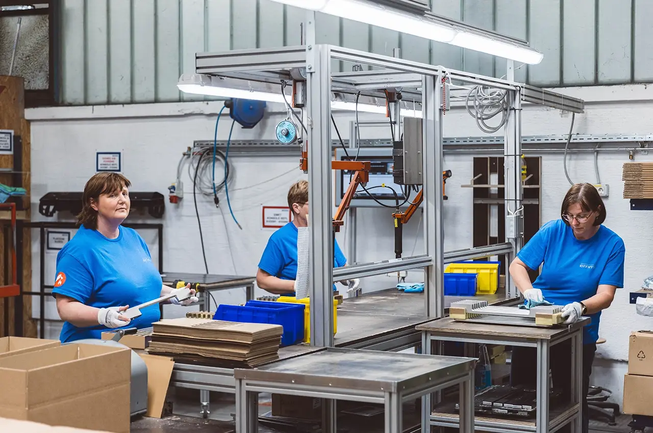 Operators assembling aluminium products