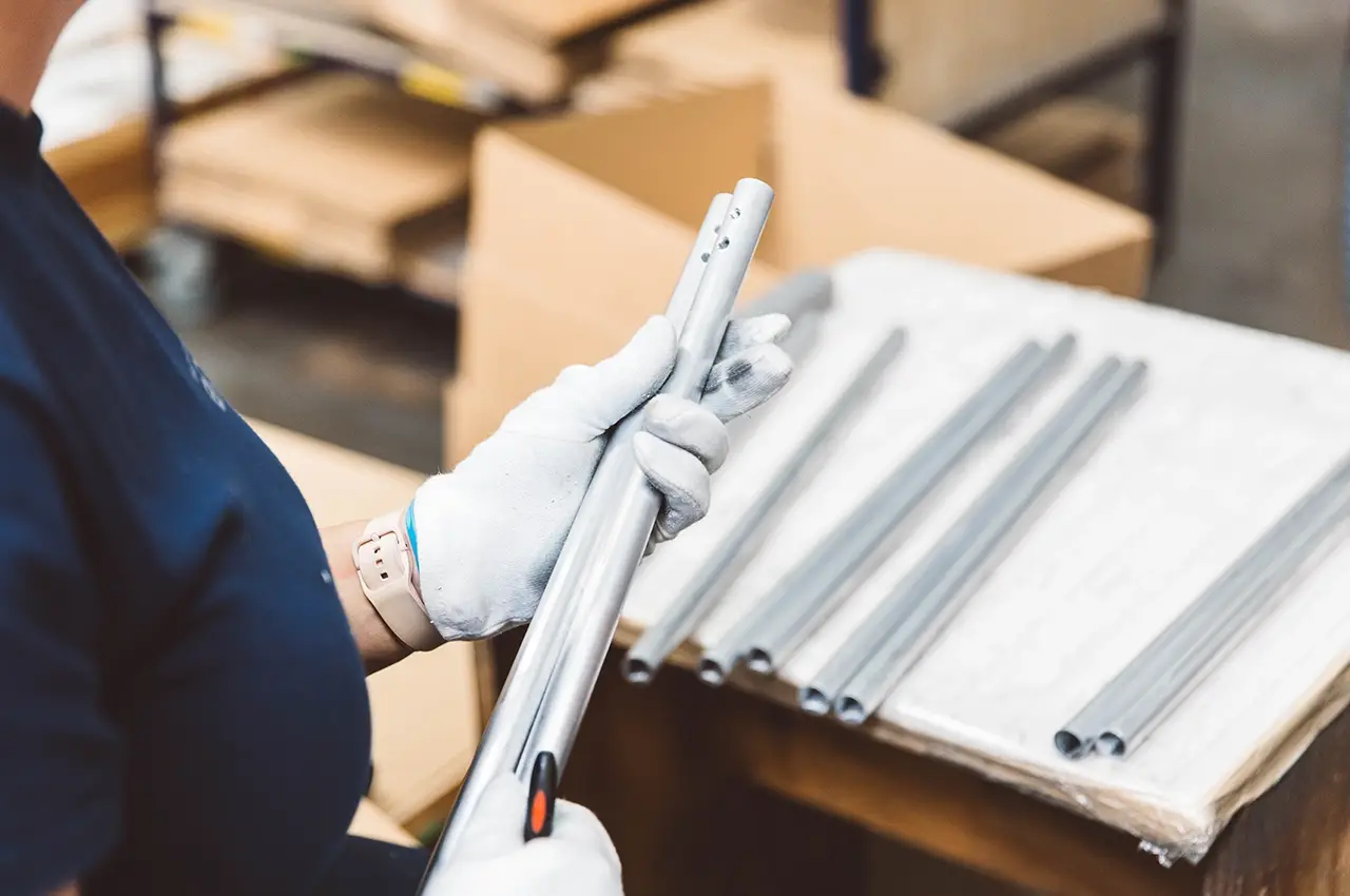 Manual inspection of aluminium profiles before assembly