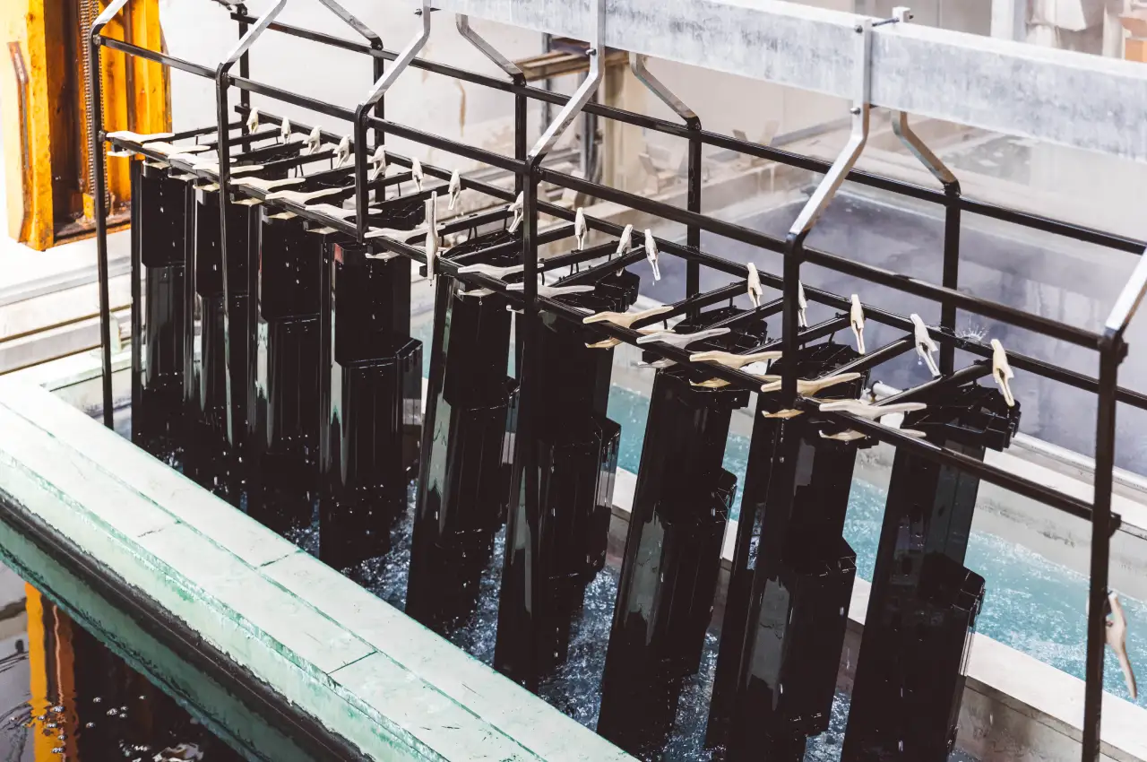Aluminium components in a process tank