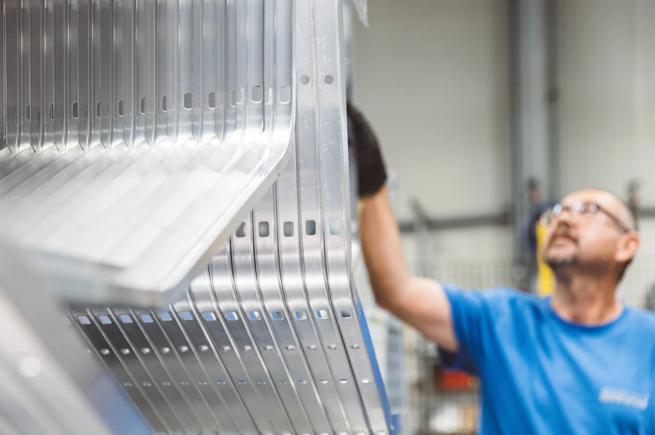 Inspection of machined curved aluminium components