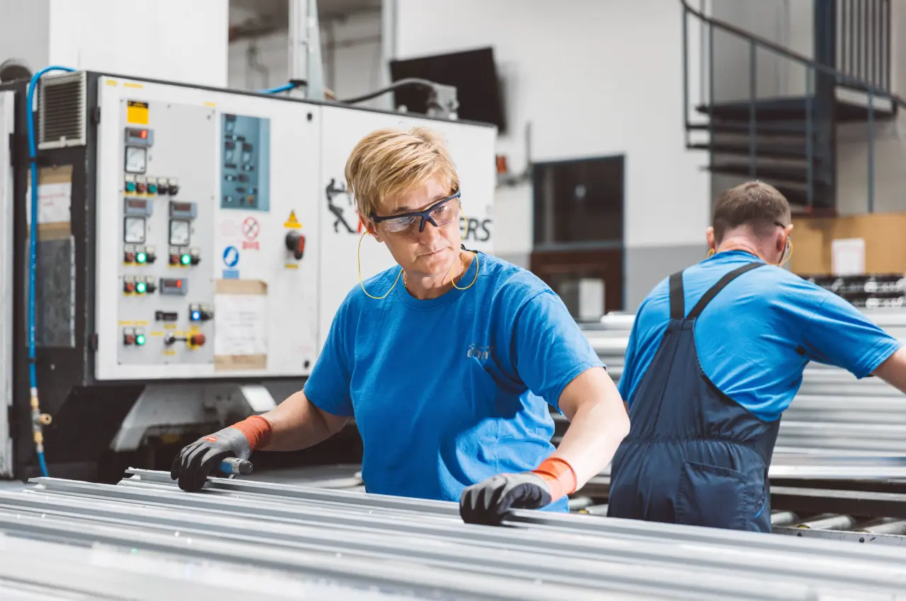 Operator working with aluminium profiles