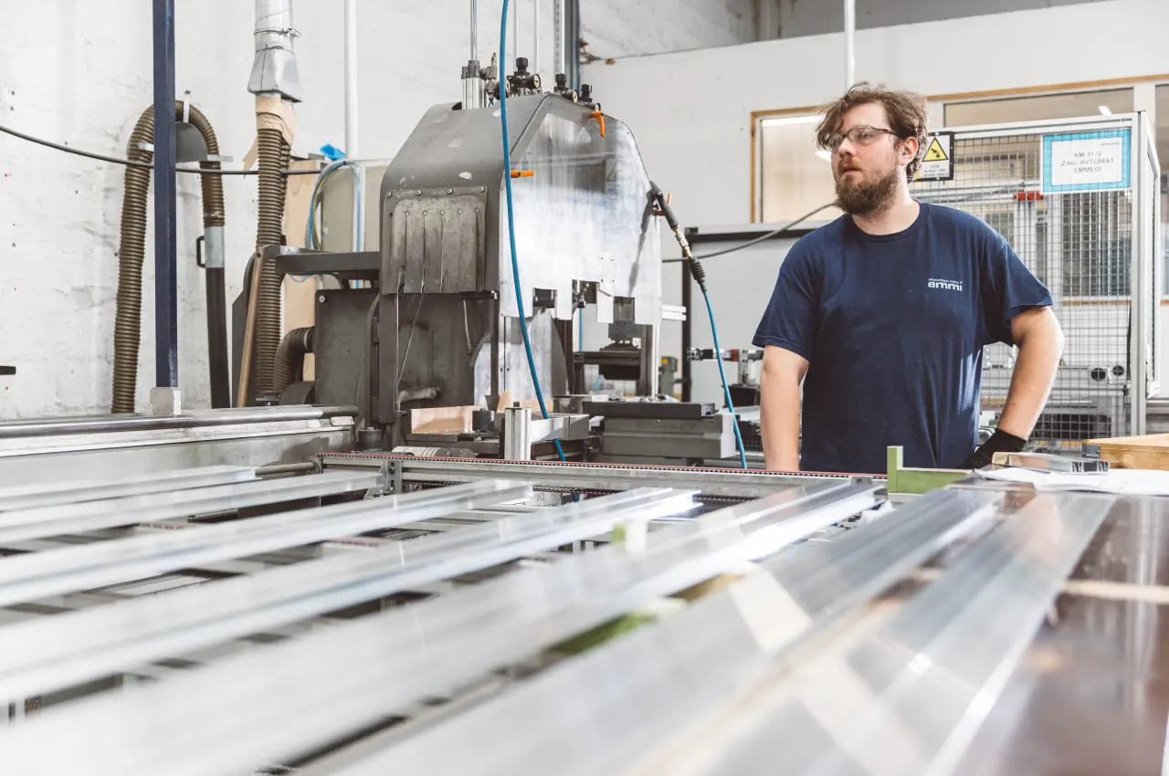 Operator at an aluminium profile processing machine