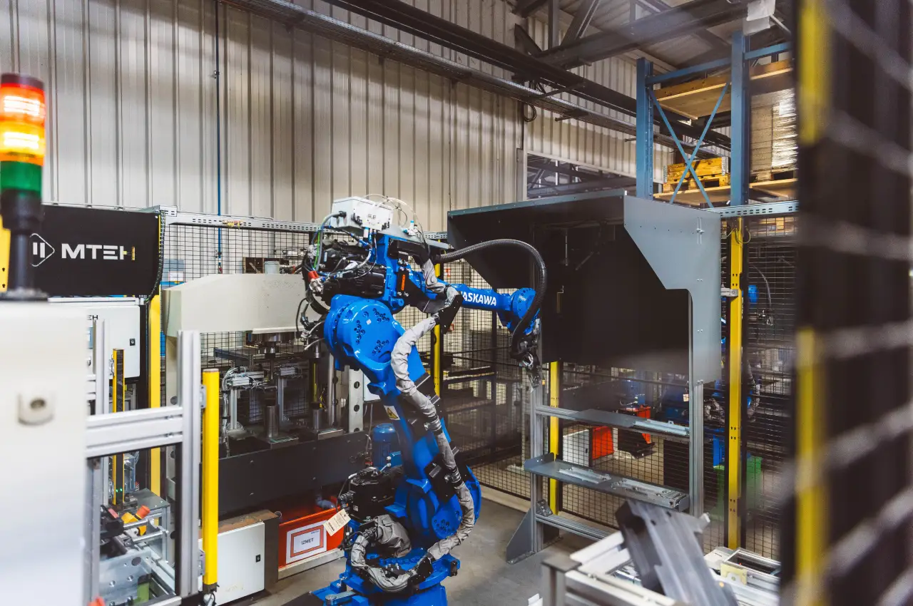 Industrial robot for automated aluminium processing
